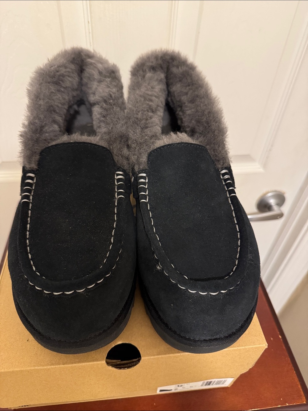 UGG ANSLEY PARC Never Worn Women’s Black Suede Shearling Cuff Moccasin Boots - Picture 4 of 5
